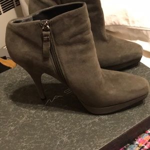 Via spiga ankle booties